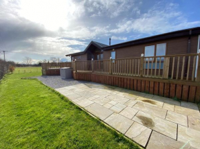 Long Meadow Lodge with Hot Tub